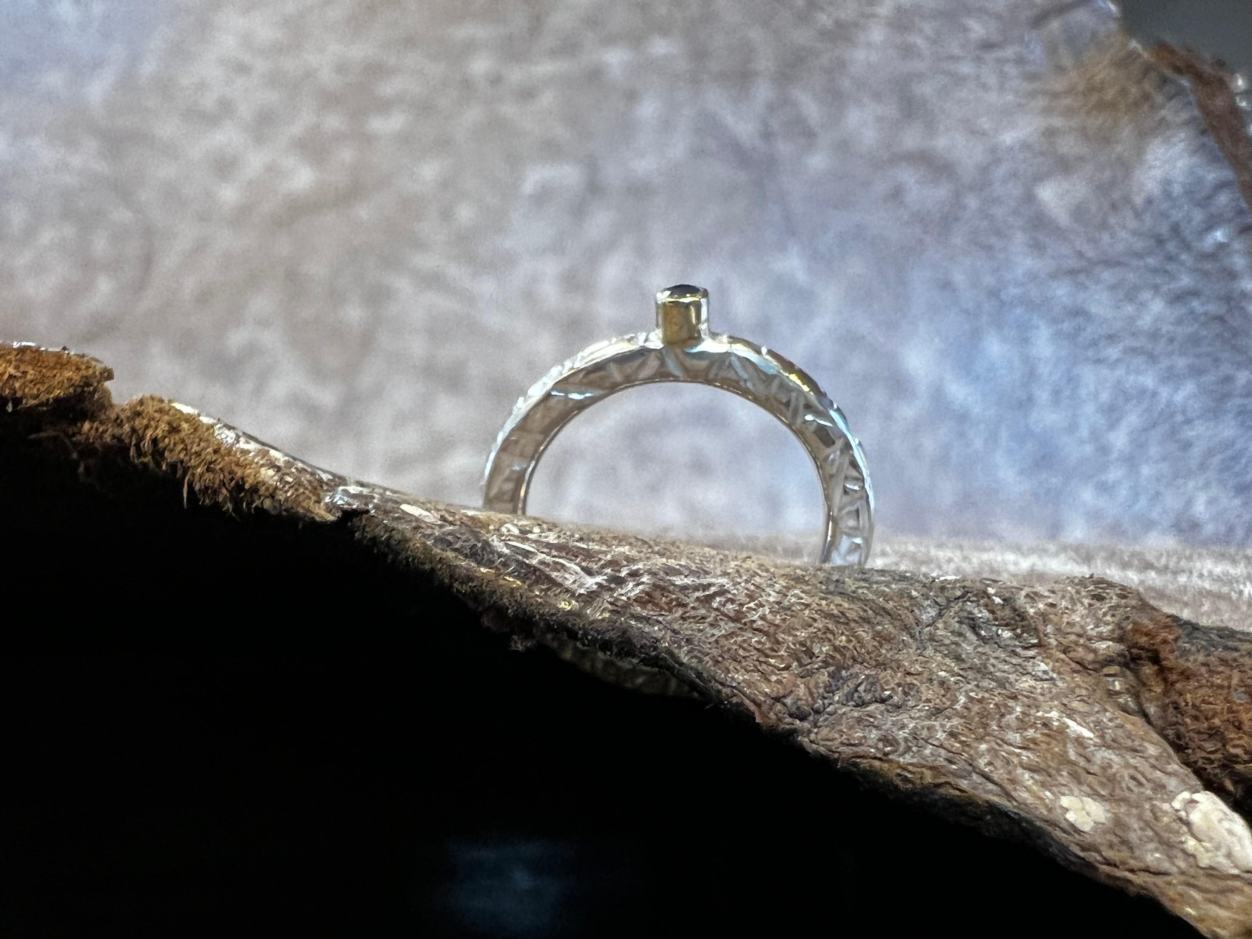 Håndlavet rustik sølv ring med blå safir