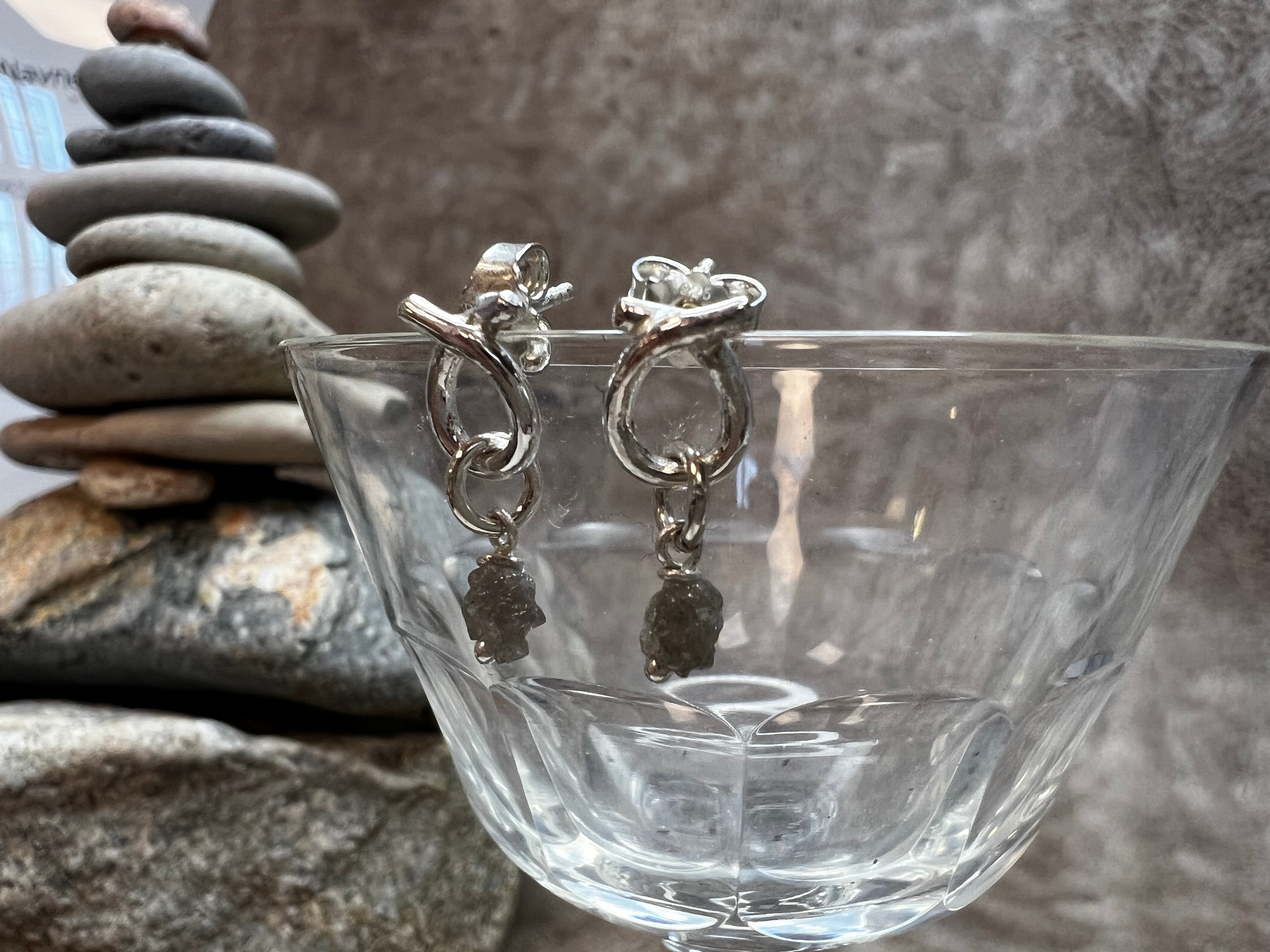 Sløjfe øreringe i sølv med rå diamanter