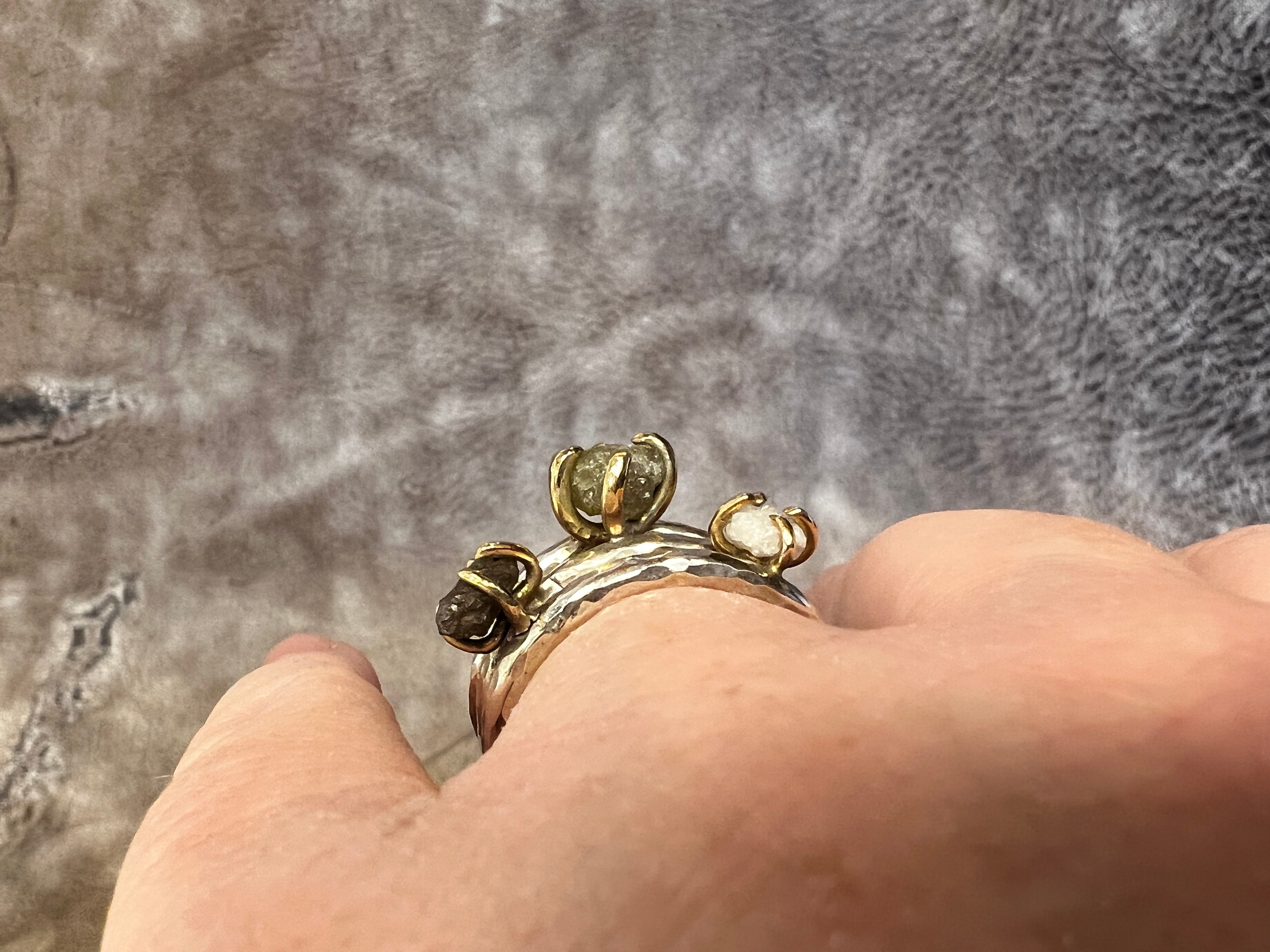 Rustik sølv hammerslået ring med 3 rå diamanter