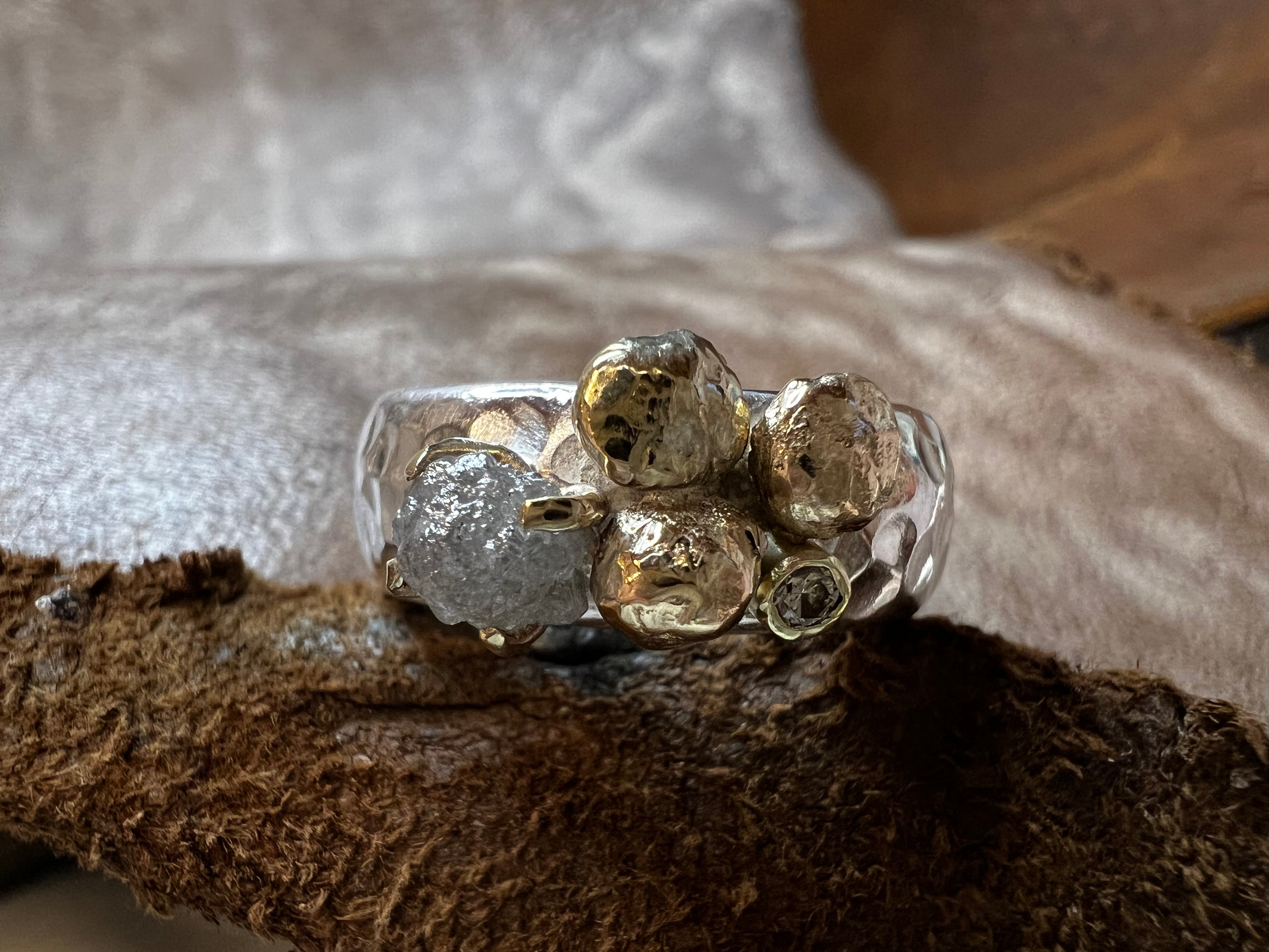 Sølvring med rå-diamant og guldkugler