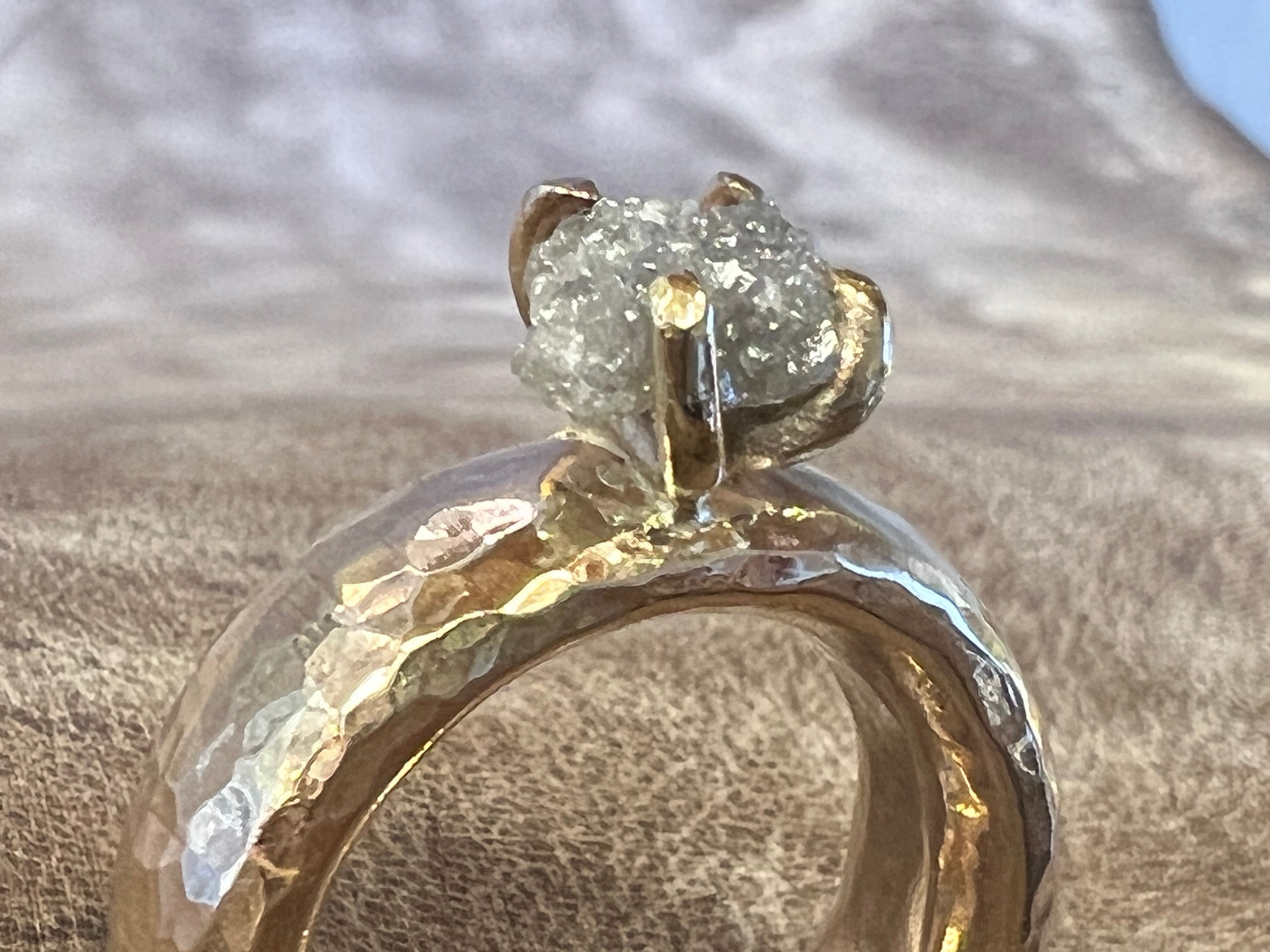 Guld ring oval med en stor rå diamant