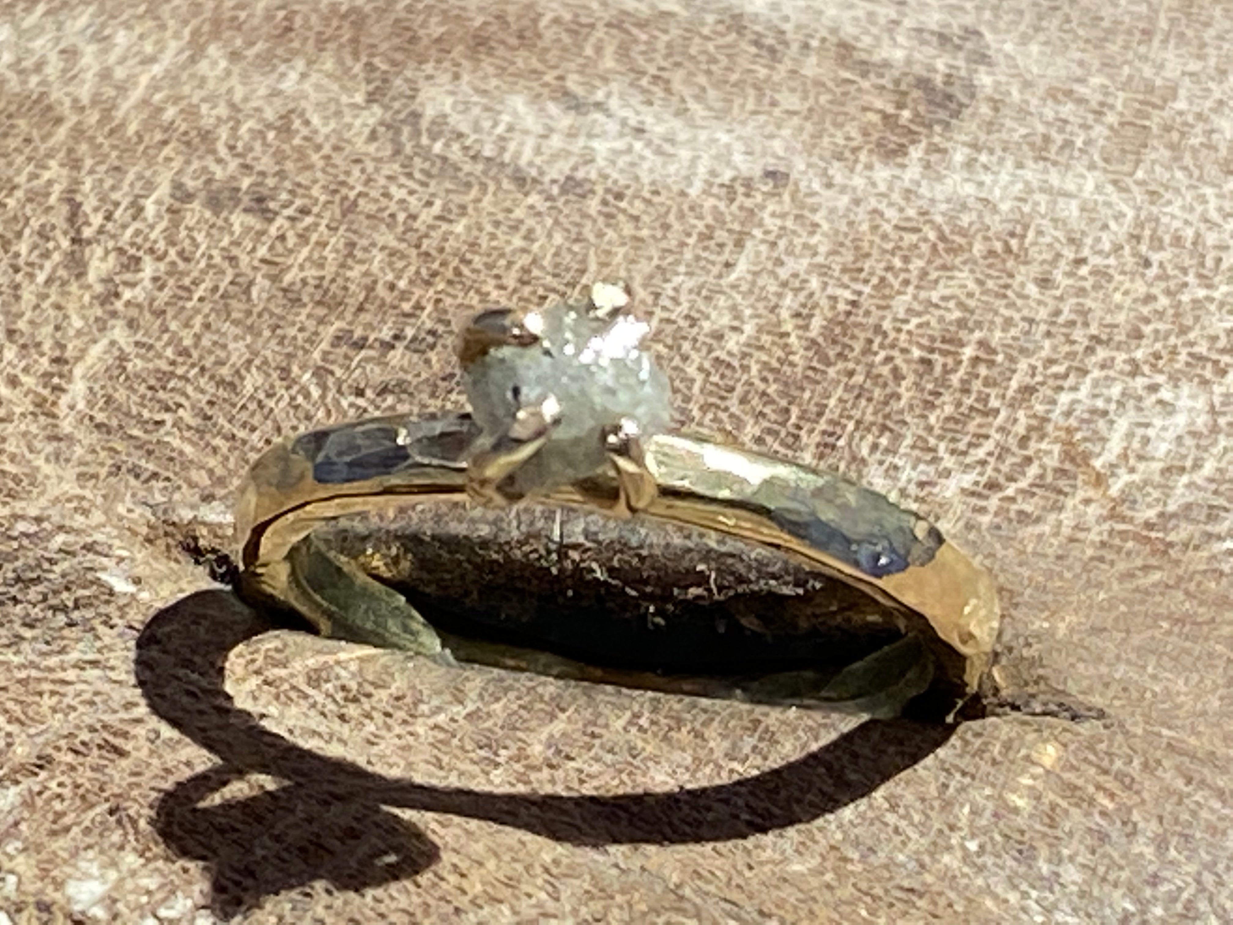 Rustik guld ring med rå diamant