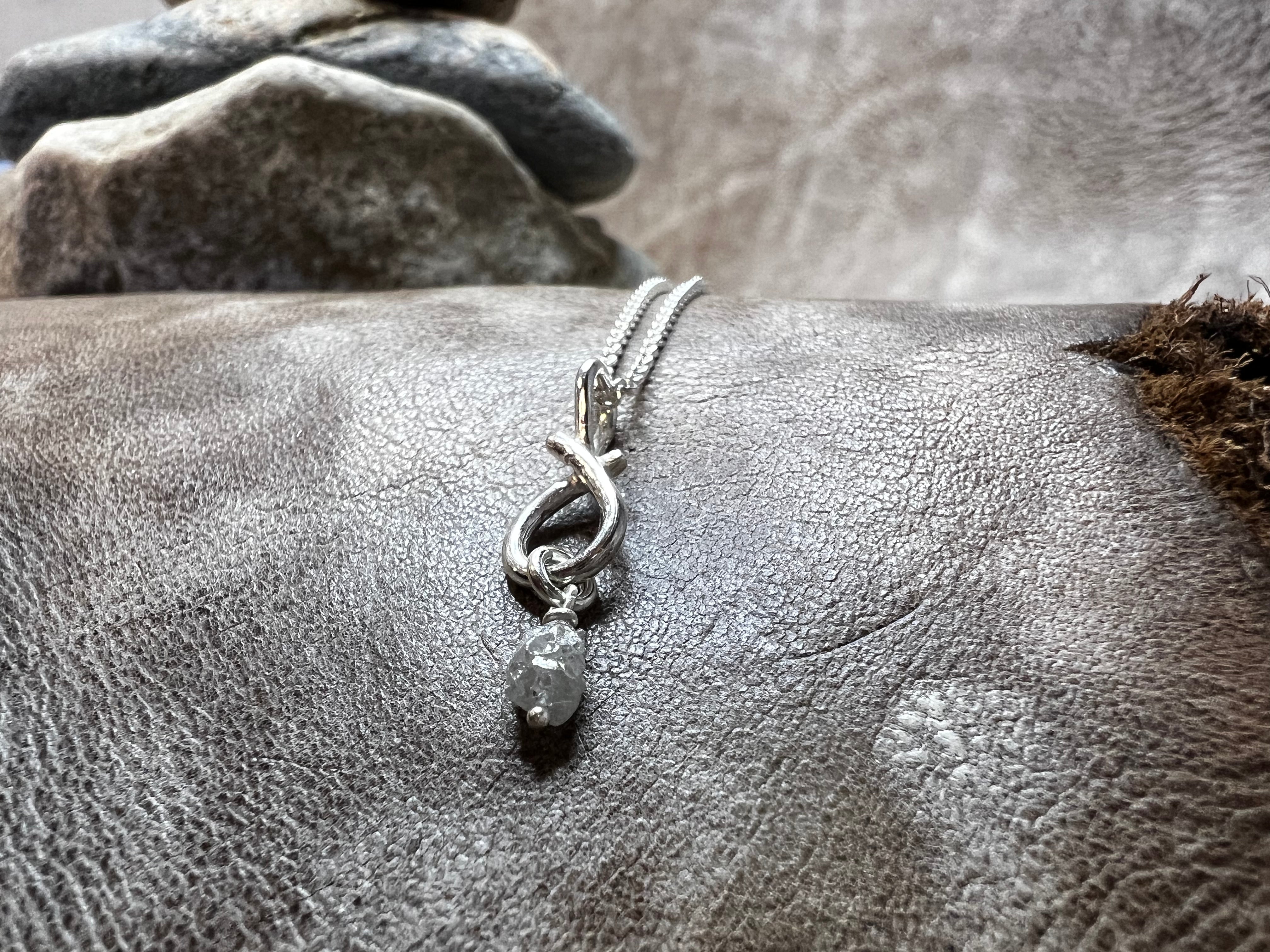 Sølv halskæde med sløjfevedhæng med rå diamant