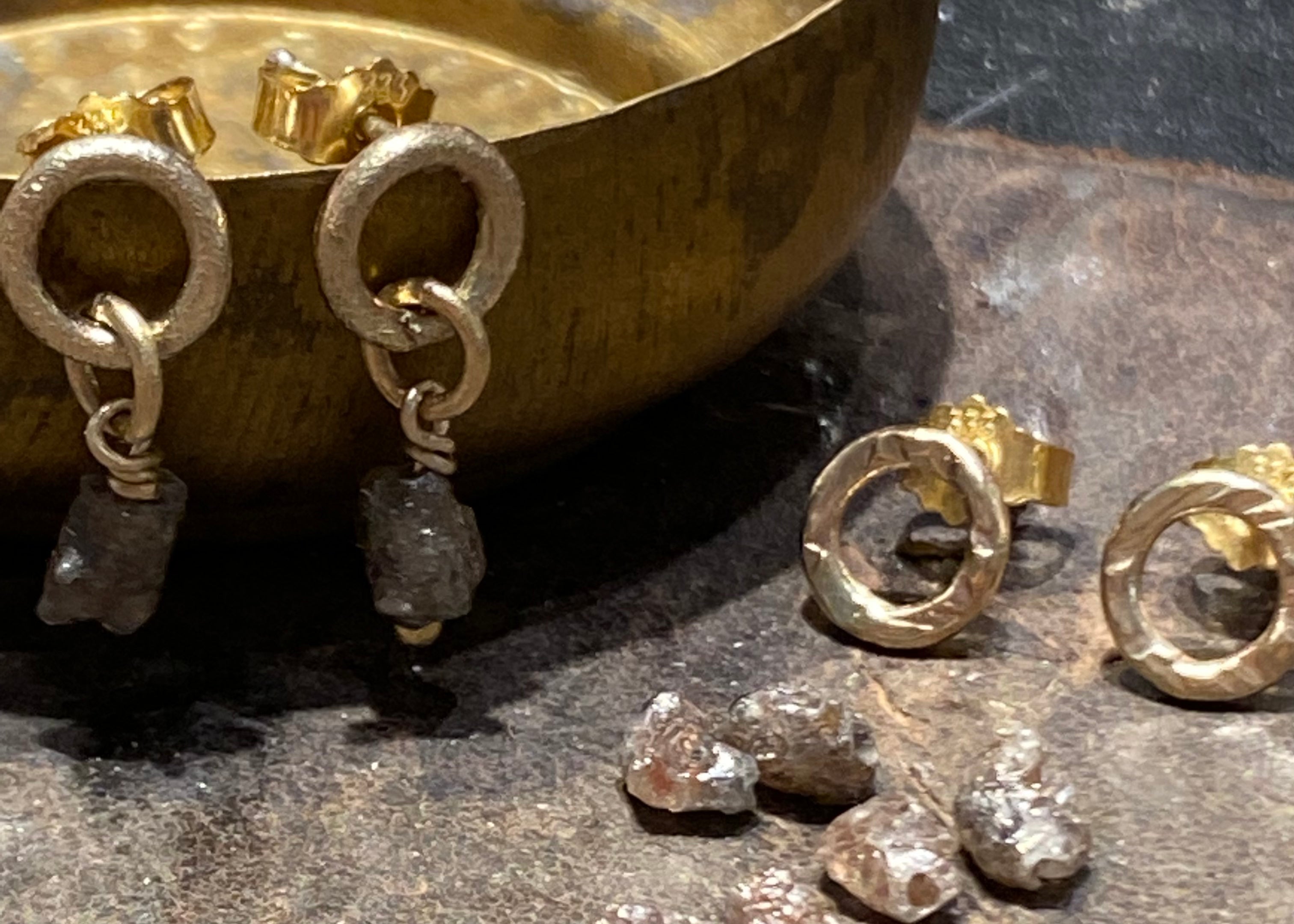 Rustikke cirkel guld øreringe med brune rå diamanter