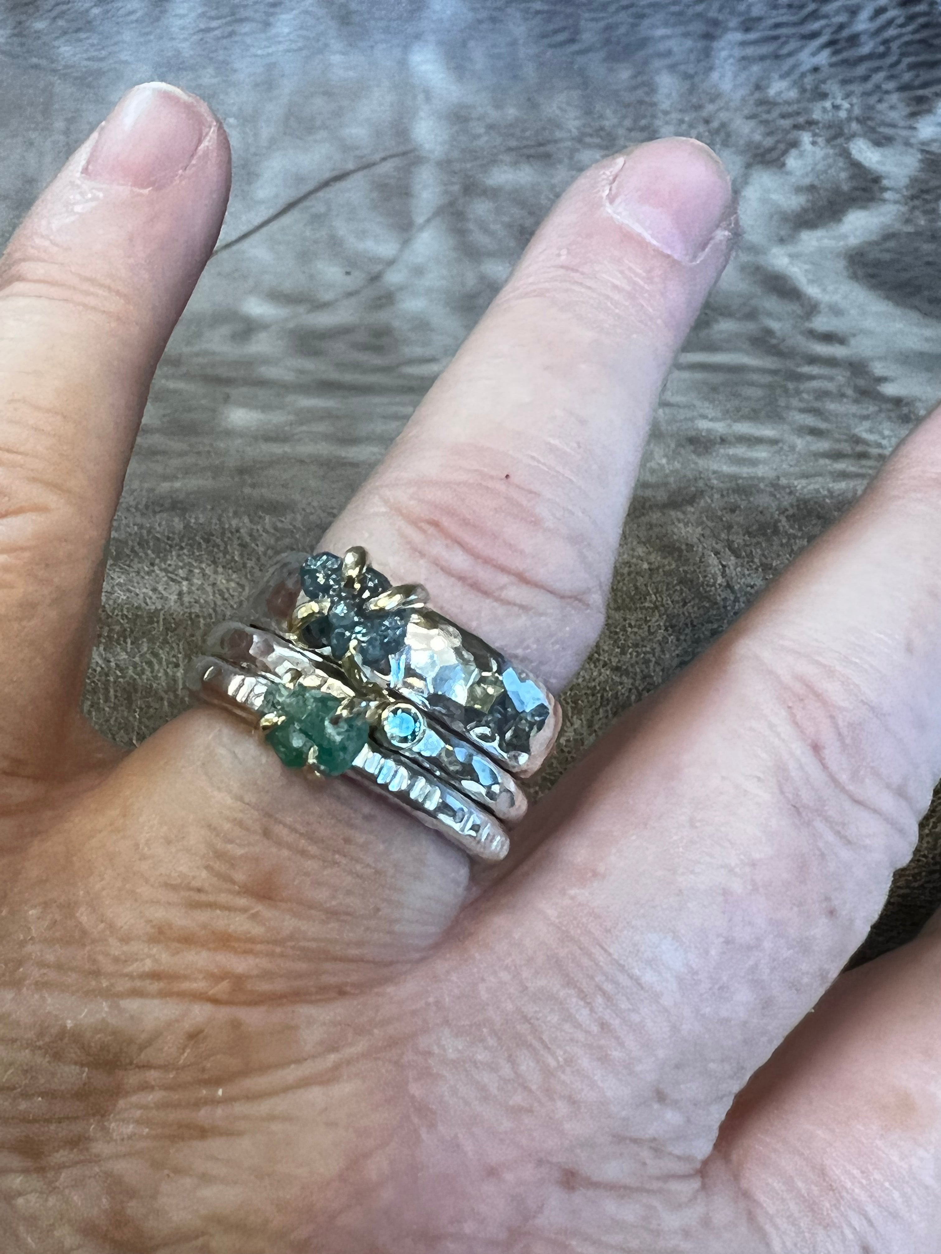 Rustik sølv ring med rå-smaragd og marehalm overflade