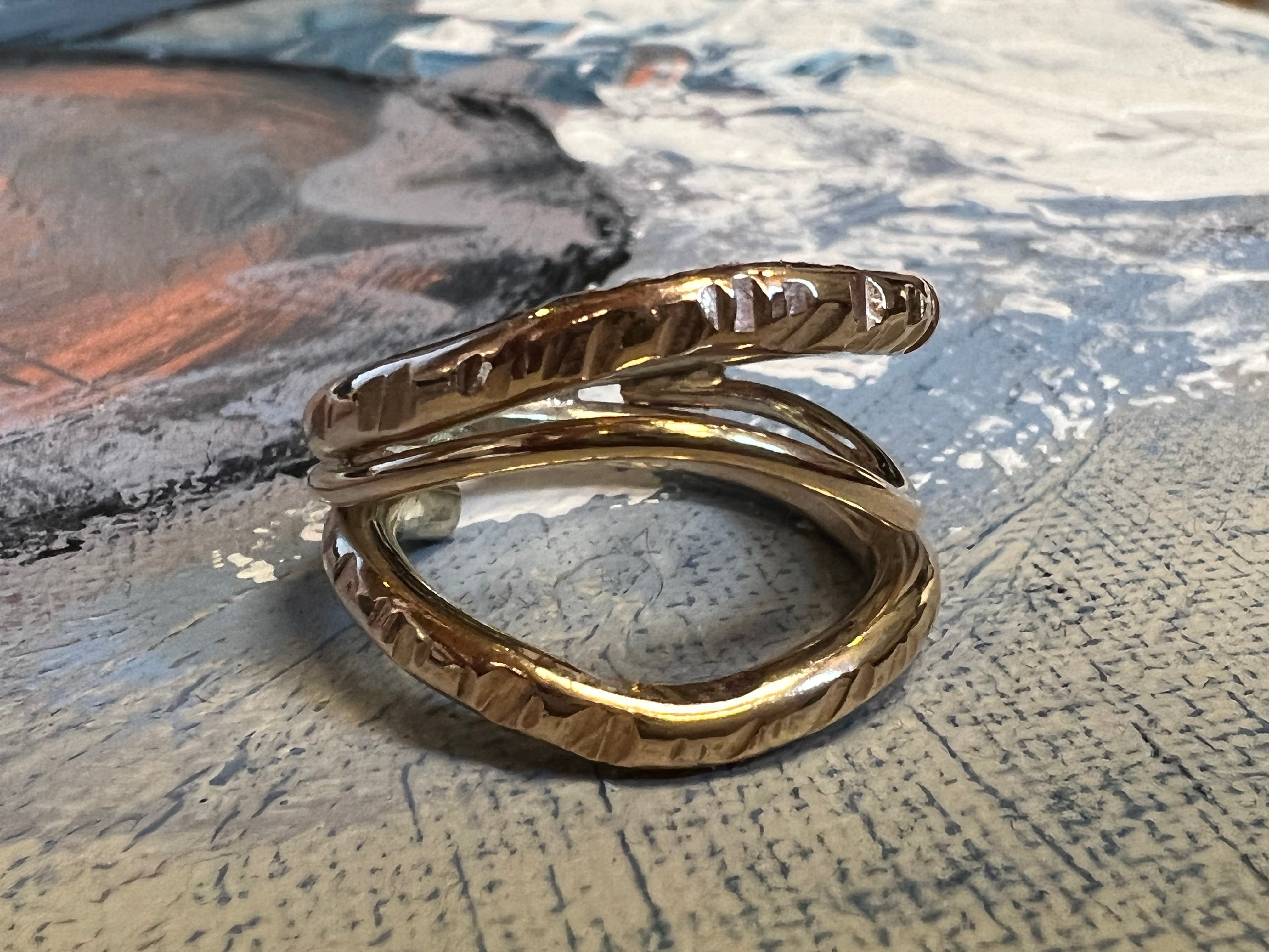 Rustik unika guld ring med marehalm inspireret overflade