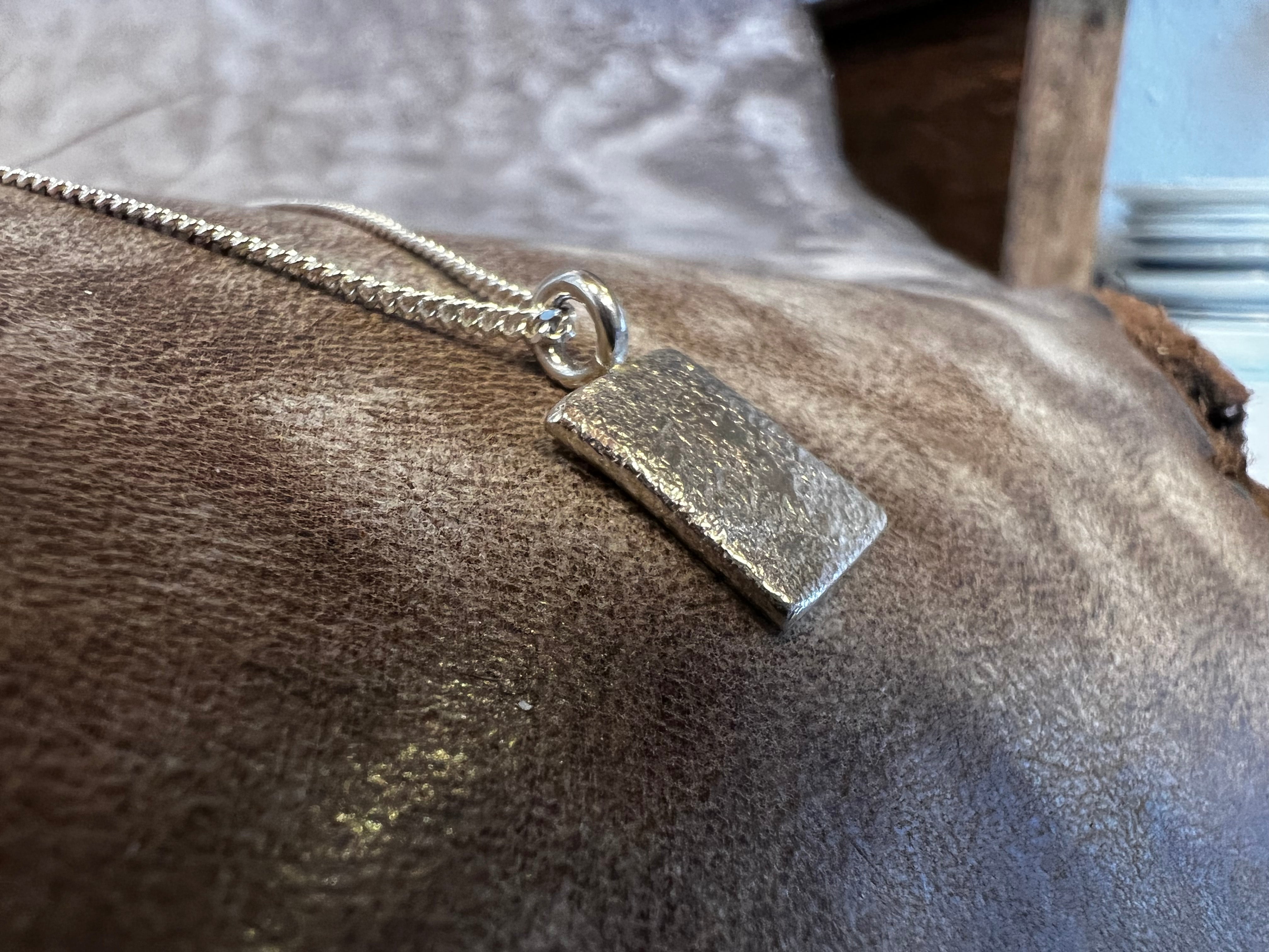 Kæde med rustik sølv vedhæng