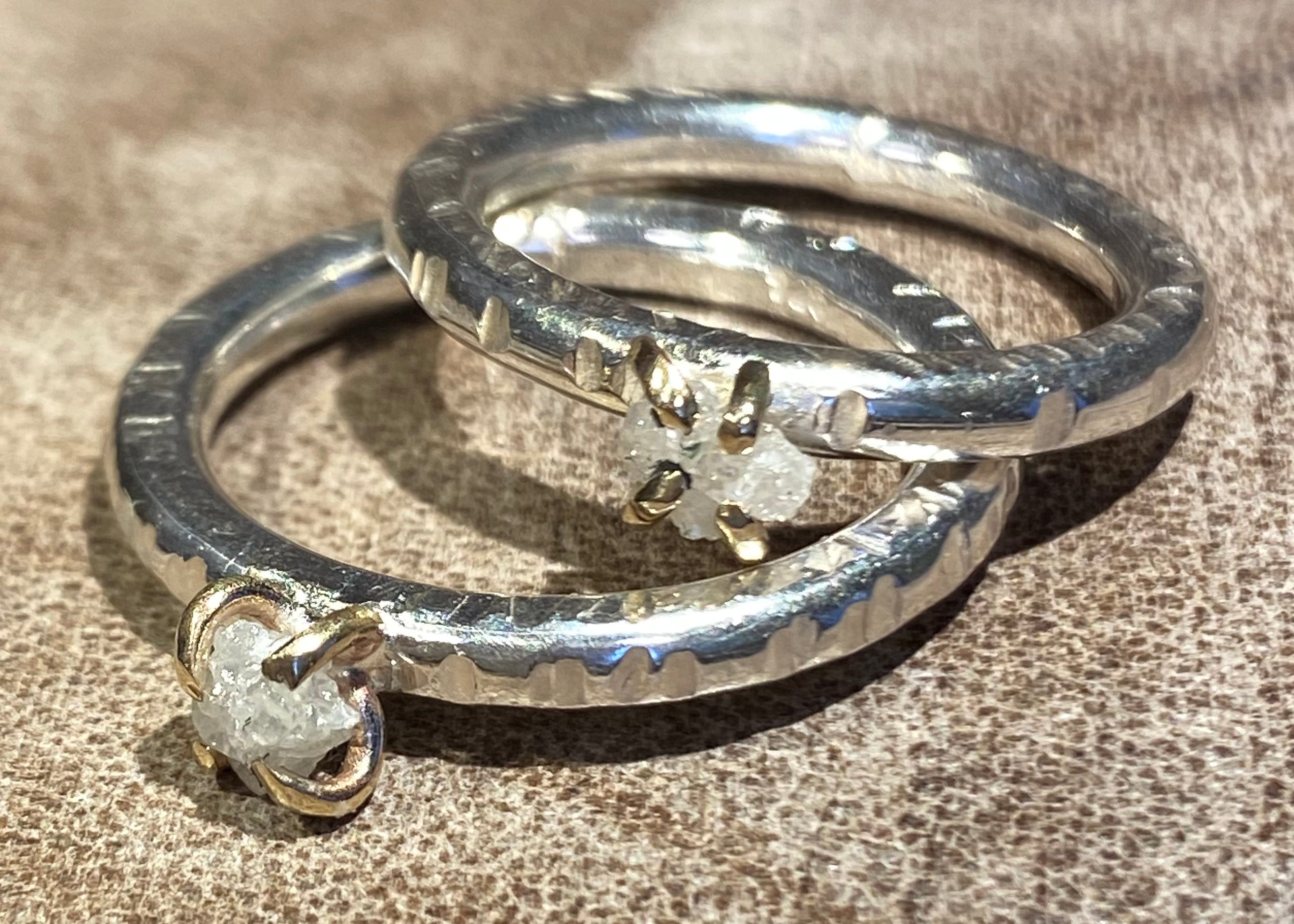 Rustik sølv ring med rå diamant og marehalm overflade