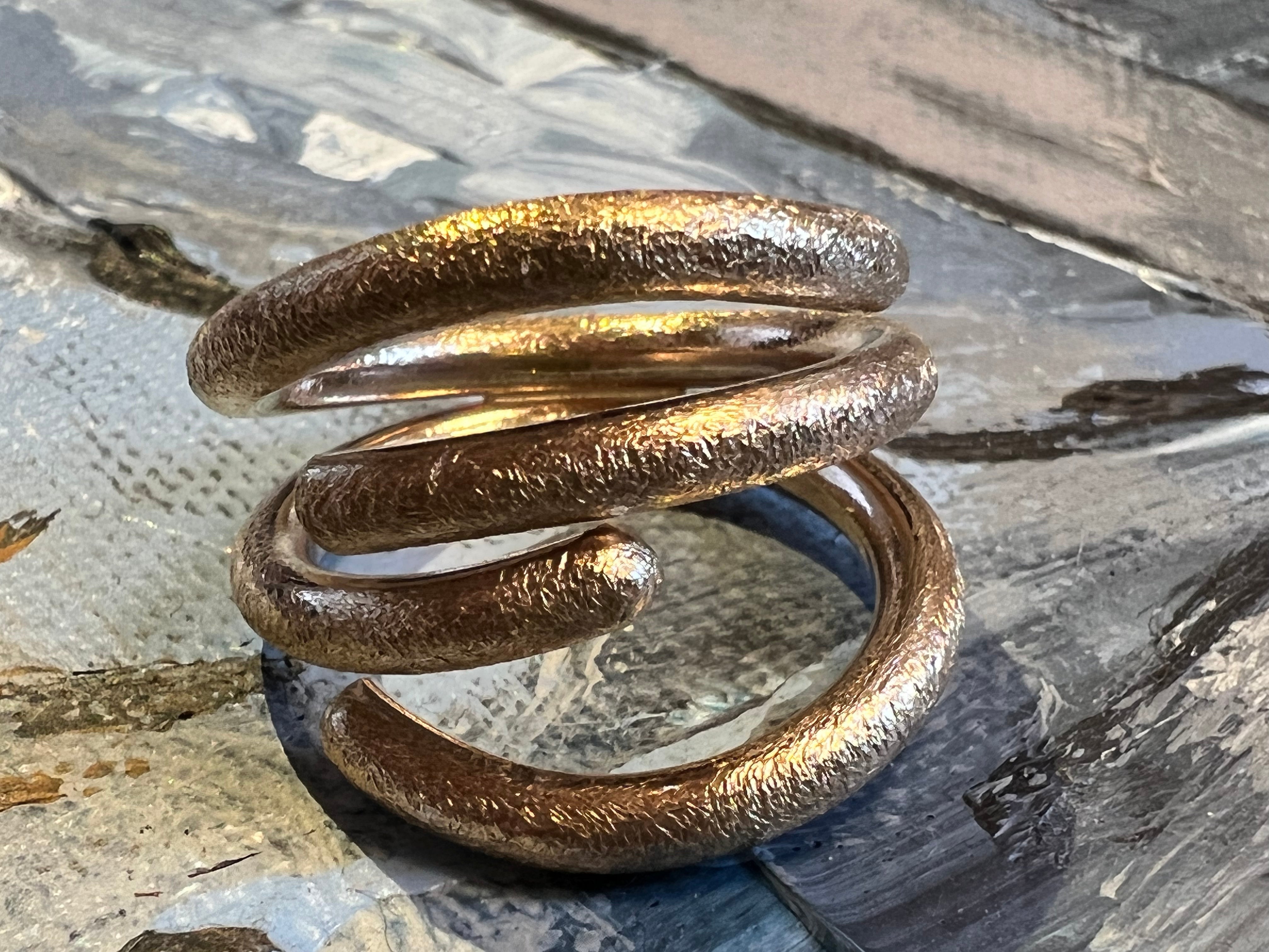 Loop rustik og enkelt ring i guld
