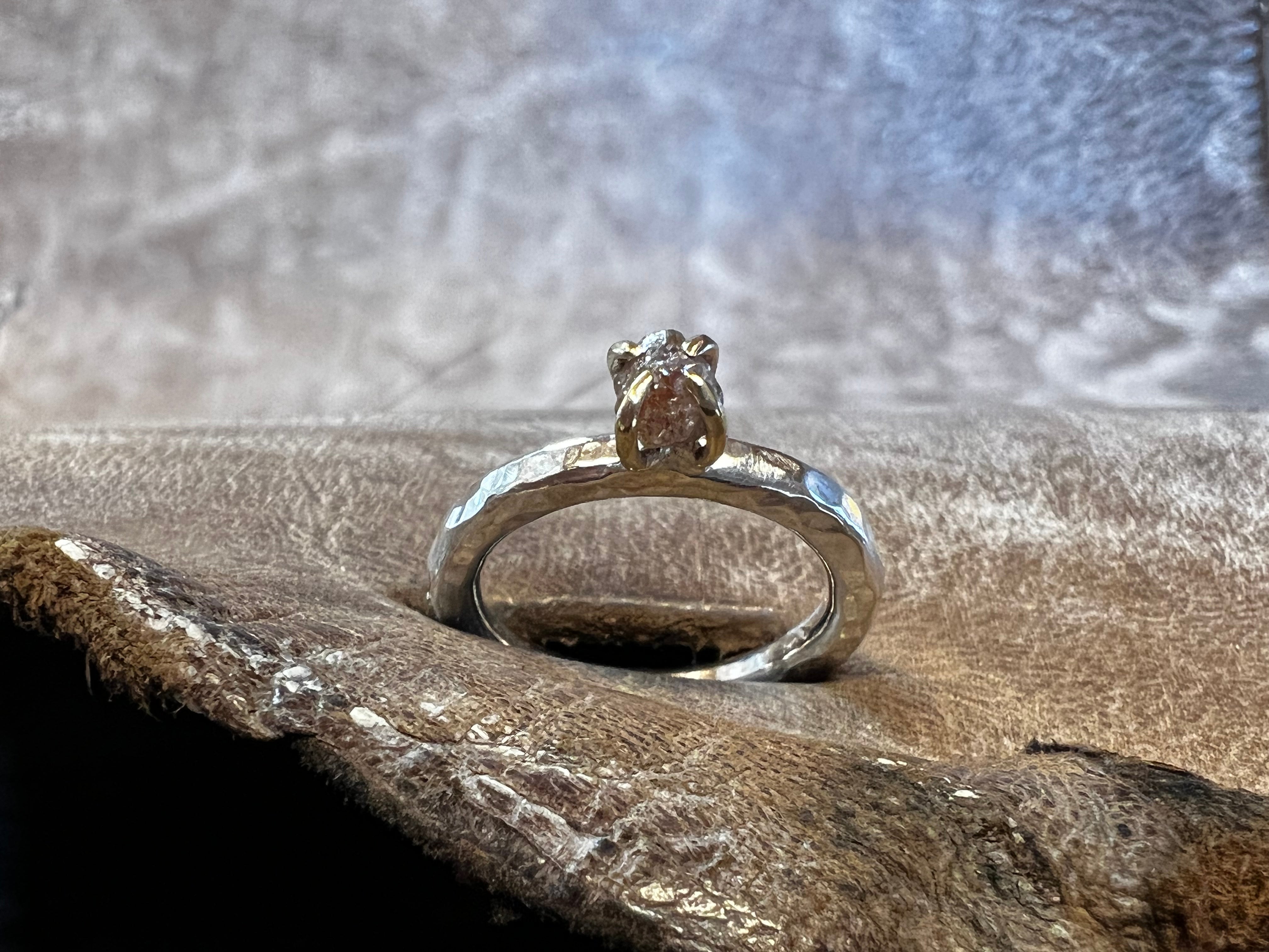 Rustik sølv ring med pink rå-diamant