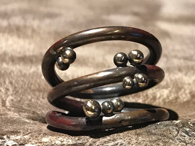 Rustik kobber ring med bronzekugler - hver ring er unika!