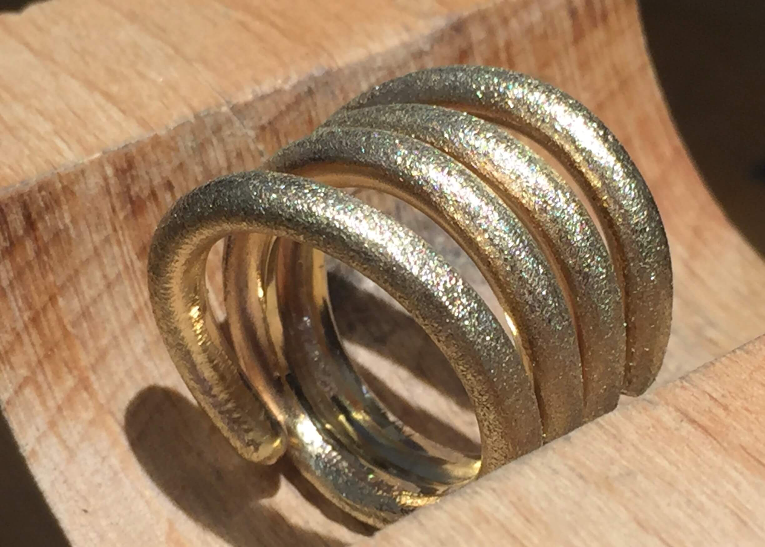 Elegant, rustik og enkelt ring i guld