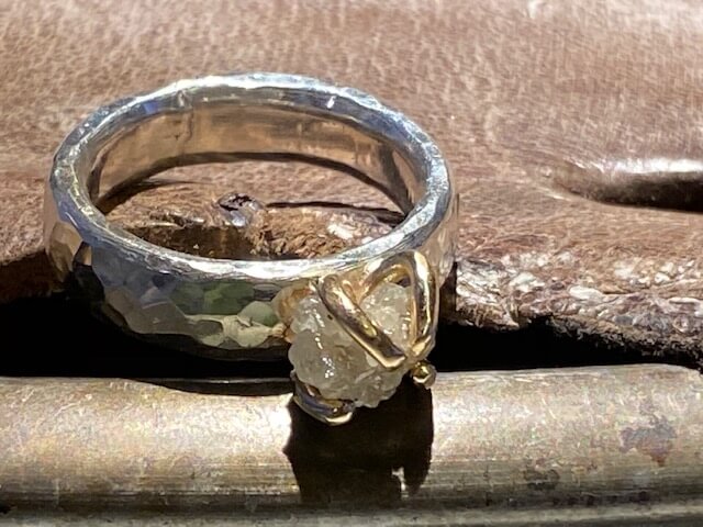 Kraftig rustik ring med rå diamant fattet i guldgrabber