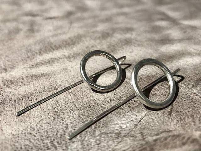 Øreringe enkel cirkel på en fast krog - blank hvid, matteret eller oxideret sølv