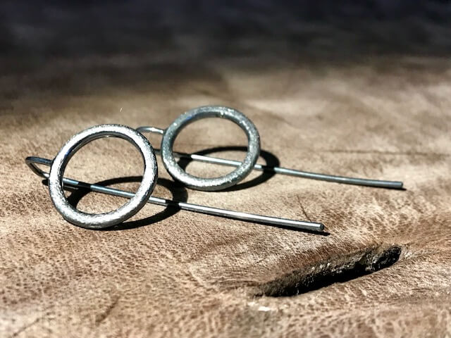 Øreringe enkel cirkel på en fast krog - blank hvid, matteret eller oxideret sølv