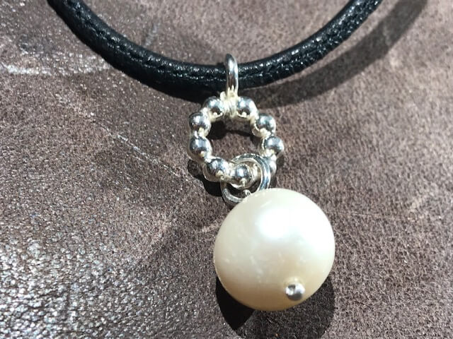 Vedhæng med stor hvid ferskvands perle i randsyet læderkæde