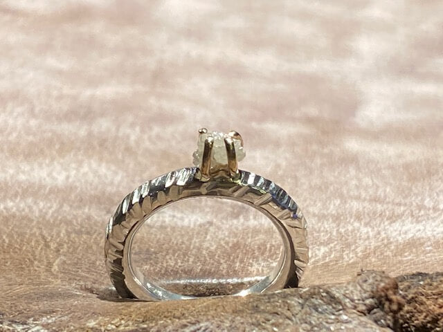 Rustik sølv ring med rå diamant og marehalm overflade