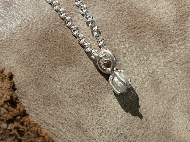 Sølv halskæde med rå diamant i sølvgrabber