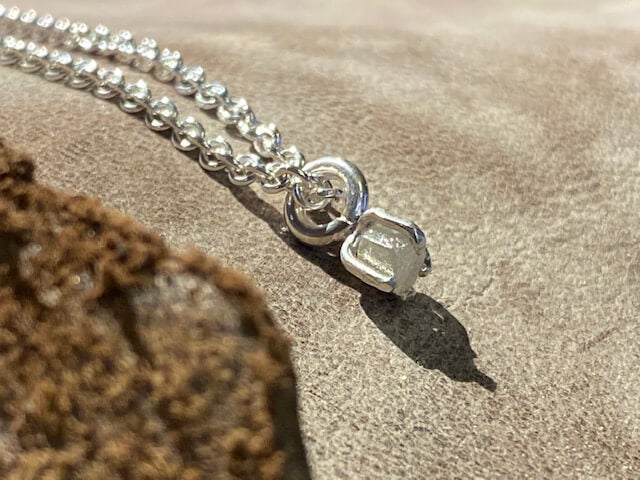 Sølv halskæde med rå diamant i sølvgrabber