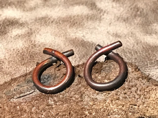 Sløjfe øreringe små - rustikke håndlavet i kobber
