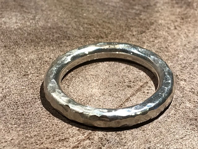 Kraftig ring med elegant  hammerslået overflade